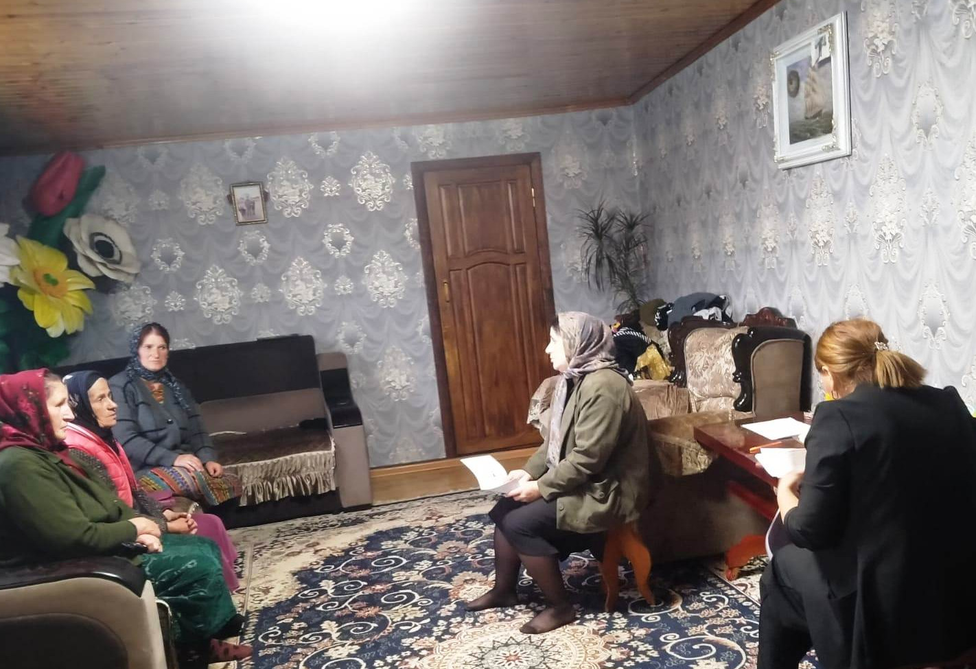 Мобильная бригада Центра соцобслуживания населения Дахадаевского района продолжает выезды с целью выявления граждан, нуждающихся в социальном обслуживании